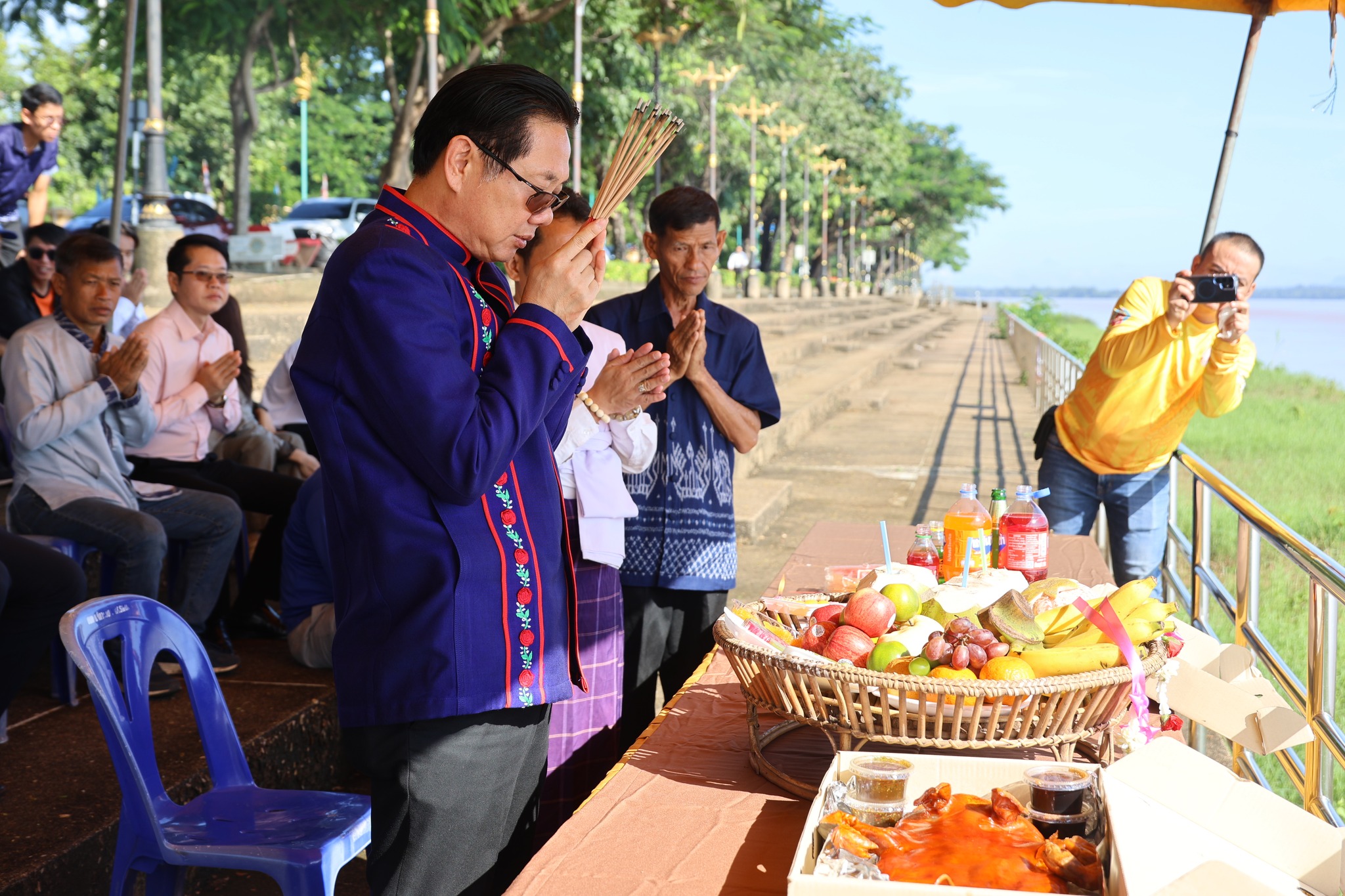 ผู้บริหาร คณาจารย์และสโมสรนักศึกษา ร่วมพิธีบวงสรวงการสร้างเรือไฟโชว์ มหาวิทยาลัยนครพนม ประจำปี 2568