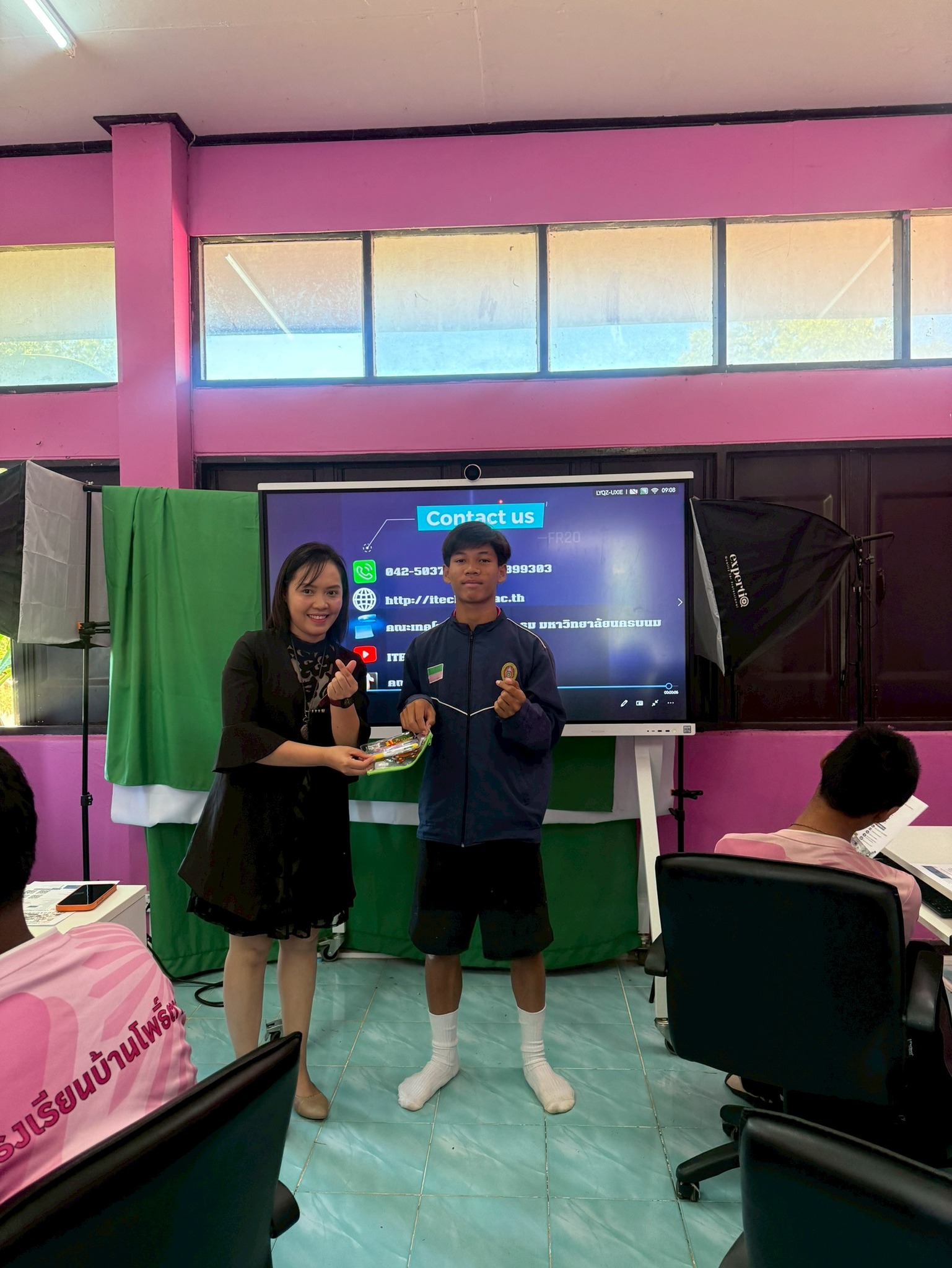 คณะเทคโนโลยีอุตสาหกรรม มนพ. ลงพื้นที่แนะแนวการศึกษาต่อให้นักเรียน ม.3