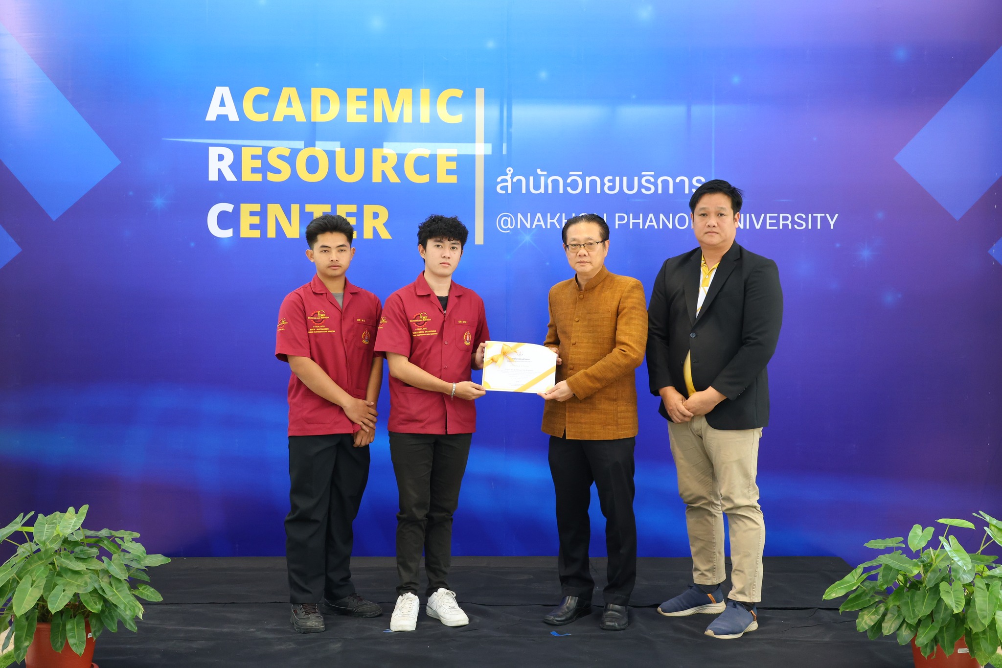 คณาจารย์และนักศึกษา เข้ารับเกียรติบัตรเชิดชูเกียรติผู้ที่สร้างชื่อเสียงให้แก่มหาวิทยาลัยนครพนม ประจำเดือนมีนาคม 2569